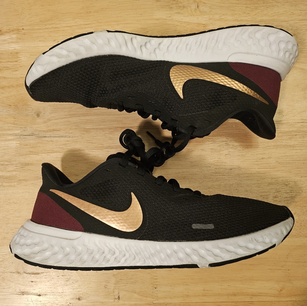 Nike Revolution 5 Size 9.5 Black/Metallic Copper-Night Maroon